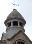 Две боковых башенки рынка украшены куполами, на которых вращаются флюгеры.