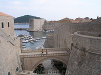 Вид на Дубровник с самой высокой стены.