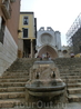 Конечно это уже не та лестница, что вела от Форума к Храму, но расположена она в том же месте и так же ведет к Храму. 
Собор возводился более 150 лет, ...