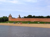 Вот так выглядят стены Кремля с реки Волхов
