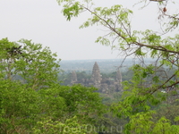 Вот таким виден Ангкор Ват с высоты Пном Бакенга