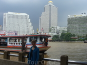 мы много бродили пешком и ездили на такси (там оно стоит копейки) доехали до реки  Чао Прае и пошли искать откуда можно отчалить. Нашли речной трамвайчик ...