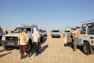 Захватывающее джип-сафари по Сахаре
стоянка джипов в пустыне