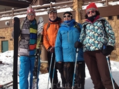Наша небольшая горнолыжная семья на неделю. ;-) Половина горнолыжников, половина сноубордистов. Кто кого? :-)