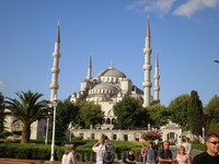 Мечеть Султанахмед («Голубая мечеть»). 
Первая по величине и одна из самых красивых мечетей Стамбула. Мечеть насчитывает шесть минаретов: четыре, как обычно, по сторонам, а два чуть менее высоких — н