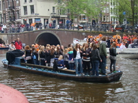 Вот одна из лодок-дискотек! Голландцы настолько искренне радовались, веселились, дудели в дудки и кричали, что все туристы тоже ощущали атмосферу праздника ...