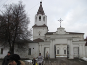Рядом с церковью Петра и Павла расположена церковь 17 века Великомученицы Варвары (вид от шоссе).