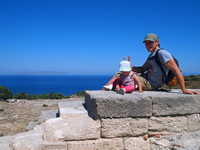 Внизу = дрений город Камирос (точнее его развалины) и бирюзовое Эгейское море