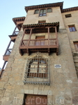 Так выглядит La Casa Colgada вблизи. Дома были построены в XIV - XV веке и жили здесь знатные люди того времени. Сейчас этих домов осталось всего три. В одном из них разместился Музей Абстрактного Исп