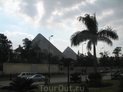 подъезжаем к Гизе и Пирамидам (они видны практически с любого места в Каире)