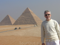 У Великих пирамид