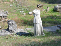 Раскопки святилища Деметры. Копия статуи богини