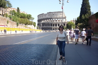 Рим.  Улица Римских  Форумов  привела нас к  Колизею.