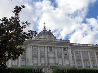 Пройдя через парк, выхожу к Королевскому дворцу. Странно, но в первый мой приезд в Мадрид, год назад, меня этот дворец совсем не впечатлил. А сейчас мне ...