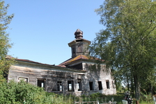 В одном из сел - кладбище, а на кладбище разрушающаяся церковь 17 века, которую в Советские времена использовали то как хлев, то как склад, то как цех ... В одном из сел - кладбище, а на кладбище разрушающаяся церковь 17 века, которую в Советские времена использовали то как хлев, то как склад, то как цех ...