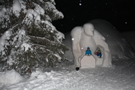 Фигуры из снега возле Ледового дворца-отеля.
