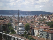 Путешествие из Европы в Азию. Въезд на мост Ататюрка.
Бухта Золотой Рог делит европейскую часть Стамбула на две части: Эминёню - Старый город, сохраняющий ...