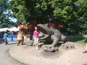 Огромная лягушка в парке недалеко от Музея воды - исполнительница желаний и копилка,куда может вместиться монет на 8, 5 миллионов гривен. 