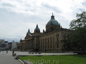 Здание суда в Лейпциге. Очень впечатляющее здание, прямо веет от него непоколебимостью закона