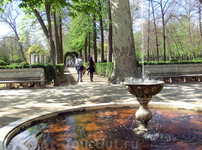 Aranjuez, 
Un lugar de ensueños y de amor. 
Donde un rumor de fuentes de cristal 
En el jardín parece hablar 
En voz baja a las rosas. /
Аранхуэс, место ...