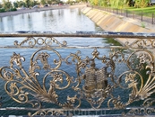 Перила моста Дружбы в парке имени Гейдара Алиева