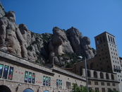 горный монастырь Монсеррат
(название от одноимённой горы- " зазубренная гора" )
В Монсаррате хранится изображение покровительницы Каталонии - 
Ла-Моренета ...