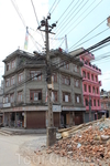 Вот так примерно выглядит Катманду. Дома в среднем 3-4 этажные. Одни на половину не достроенные, другие уже на половину разрушенные. Узкие улочки. Кругом ...