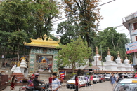 Из района Тамель, в котором останавливается большинство туристов,  можно пешком прогуляться до храмового комплекса Сваямбунтах. 