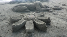 На пляже отдыхал художник из России, забавлялся с детишками.
