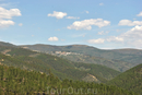 Вид из Алвару на окружающие холмы с хвойными и эвкалиптовыми лесами.