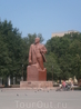 в Ахтубинске  на главной площади все еще стоит В.И. Ленин. Вождь  пролетариата