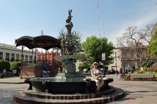Фонтан на Сокало (главной площади во всех мексиканских городах).