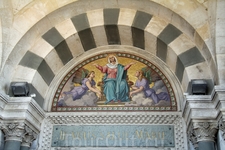 Мозаика над входом в собор