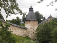 Стены Псково-Печерского монастыря.   Удивительное зрелище - крепость расположена практически в овраге.