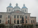 А это уже Кашин. Восстанавливающийся кафедральный собор и памятник св. Анне Кашинской