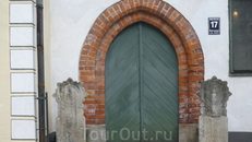 Дворы трех зданий во время реконструкции были объединены, в стены вмуровали каменные порталы и герб Риги.