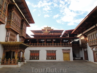 Бутан.Дзонг Пунакха - бывшая столица Бутана. Он был построен в 16 веке и является зимней столицей Бутана в течение 300 лет. Это изящный дзонг с богатейшим монастырем, расположенный над рекой. Сейчас э
