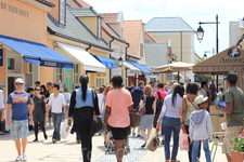 Outlet Village, Деревня оутлетов.