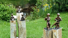 Скульптуры в парке над озером