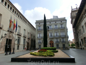 El Palacio de Generalitat - здание справа. Здание правительства королевства Валенсии занимает это место с начала XV века. И его много раз перестраивали ...