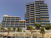 Вид на отель со стороны пляжа.