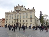 Огромное скопление туристов на площади перед входом в Пражский Град