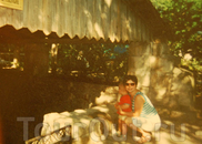 А это я уже через 21 год после моего кадра в панамке. И у меня уже есть своя девочка в панамке по имени Вика. Мы сидим возле  каменной емкости для засолки ...