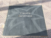 Конечно большинство плиток принадлежит испанским звездам, но вот, например, увековечена Клаудиа Кардинале.