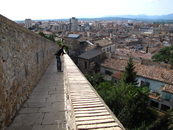 Вид на исторический центр Жироны с недавно отреставрированной крепостной стены
