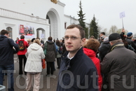 Он же, Евгений Родионов, на фоне многочисленных приехавших в город гостей.