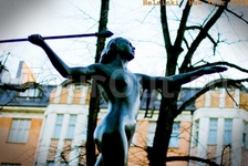 тётька с копьем. скульптура в хельсинки