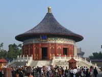 Храм Неба, один из крупнейших исторических памятников Китая, существует более 500 лет. Он расположен к югу от центра Пекина. Крыши его главных построек покрыты синими глазурными черепицами, под увет н