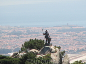 при приближении со смотровой площадки дворца Пена в Синтре виден Лиссабон