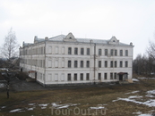 Вид на здание Присутственных мест (Колледж) с восточного земляного вала кремля.